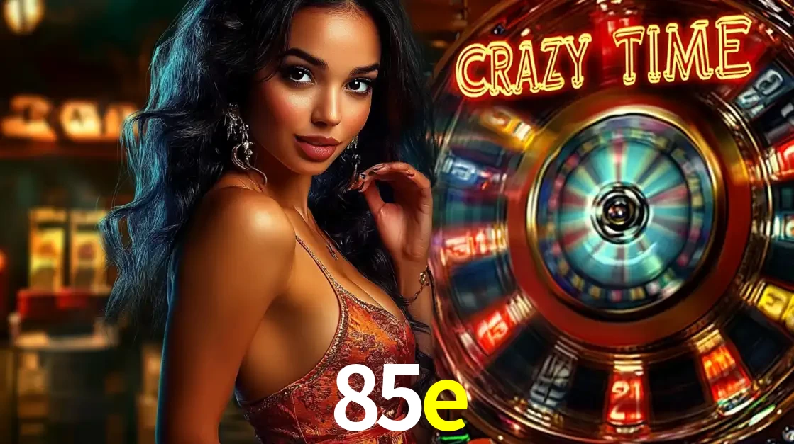 Mulher elegante ao lado da vibrante roda da fortuna do jogo de cassino ao vivo Crazy Time, um dos game shows mais populares e cheios de prêmios do 85e.